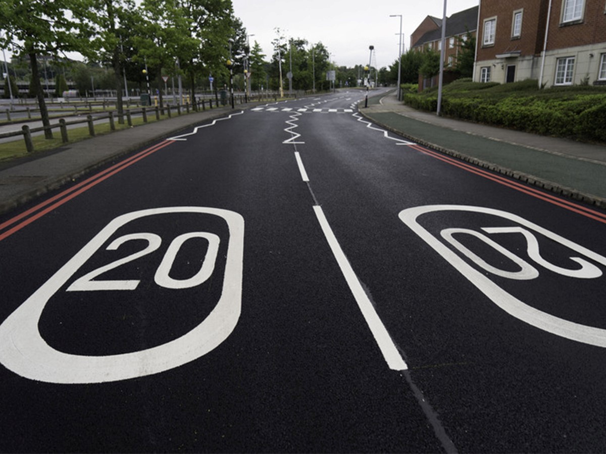 راهنمای خرید رنگ ترافیکی؛ انواع رنگ‌های ترافیکی چه ویژگی‌ها، مزایا و کاربردهایی دارند؟ 2