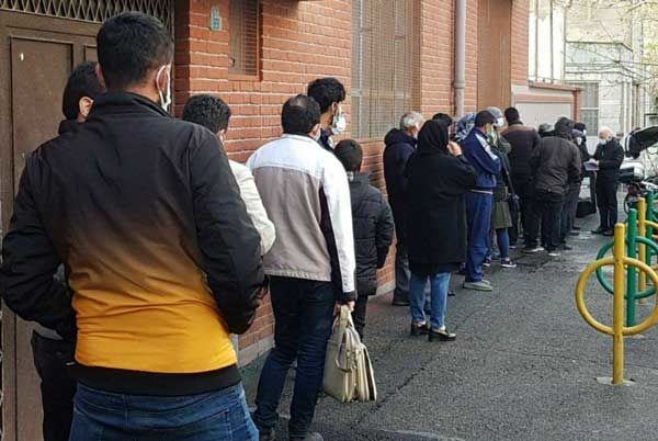 صف کشیدن مردم  برای دیدار  با احمدی‌نژاد +عکس