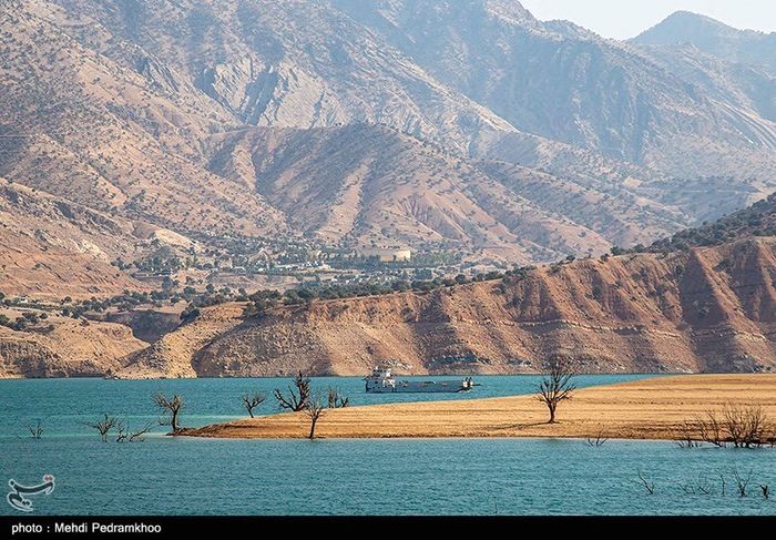 تصاویر/ روستای مدفون زیر دریاچه سد کارون آشکار شد