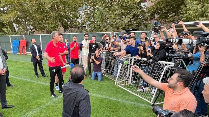 کی روش پاسخگوی خبرنگاران می شود