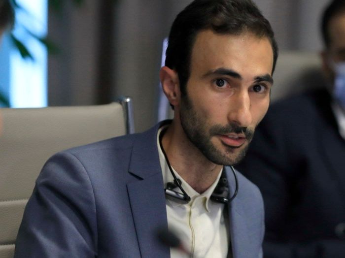 کارمند هستم؛ بی همه چیز! 