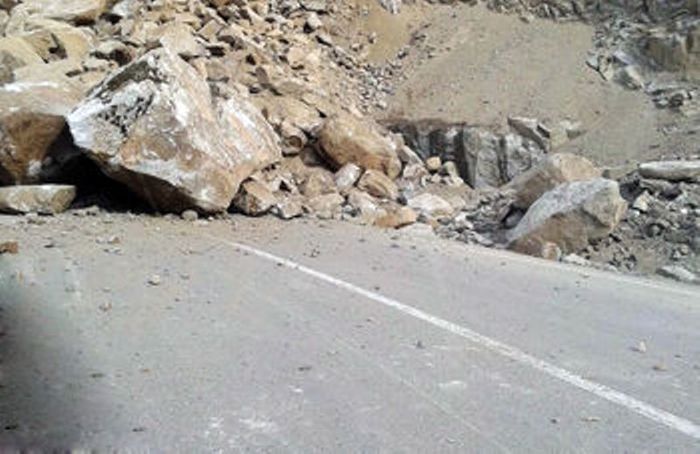 حادثه تلخ در جاده هراز/ حبس شدن چندین خودرو