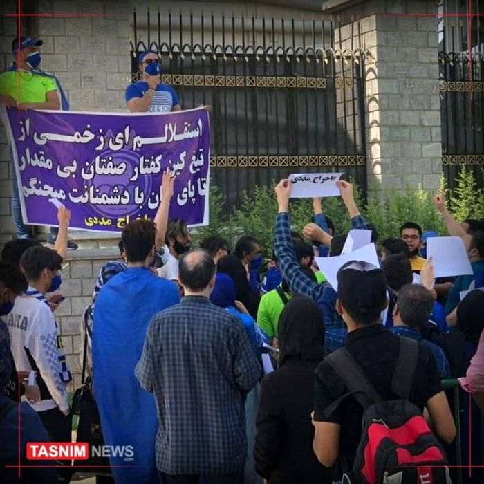 اعتراض هواداران استقلال برابر مجلس 