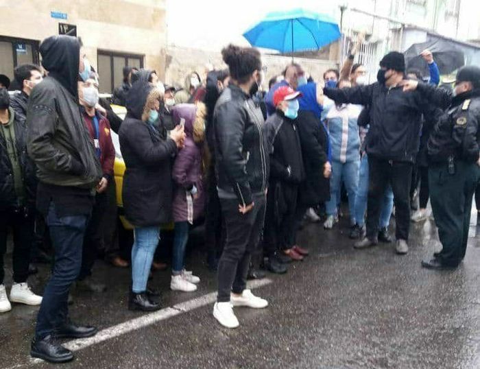 تجمع اعتراضی هواداران مقابل باشگاه استقلال